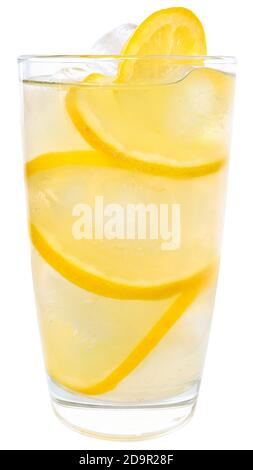 Limonade avec glaçons et citron isolé sur fond blanc. Banque D'Images