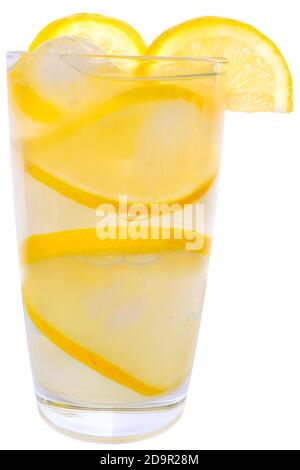 Limonade avec glaçons et citron isolé sur fond blanc. Banque D'Images