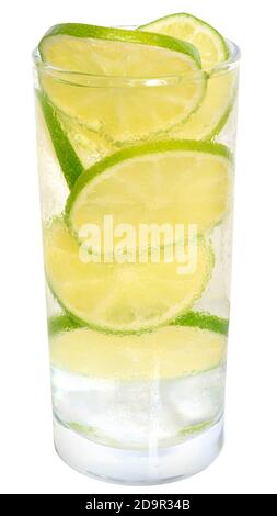 Limonade fraîche et froide au citron vert avec glace gros plan sur un fond blanc. Banque D'Images