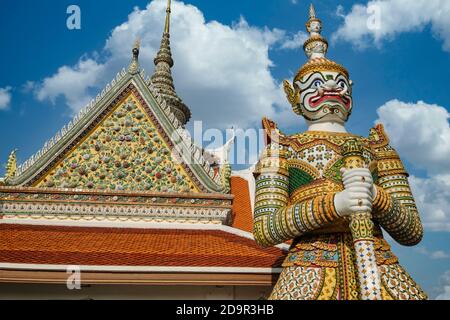 La figure féroce d'un yak (yaksha), un gardien de temple de type démon dans le domaine de Wat po à Bangkok, en Thaïlande Banque D'Images