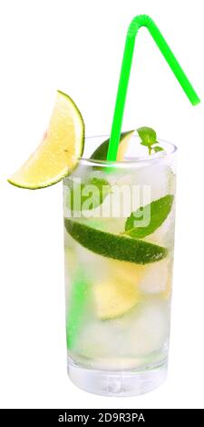 Limonade aux fruits avec des cubes de citron vert et de glace et de menthe dans un verre à bille haute sur fond blanc. Banque D'Images