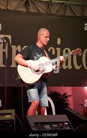 PROVAGLIO,ITALIE - SEPTEMBRE 7: Exposition live du guitariste Finaz à l'événement 'Acoustic Franciacorta 2013',7 septembre 2013 à Provaglio,IT Banque D'Images