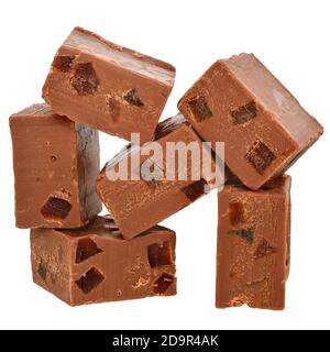 Cubes de chocolat au lait remplis de fruits confits à l'orange isolés sur fond blanc. Banque D'Images