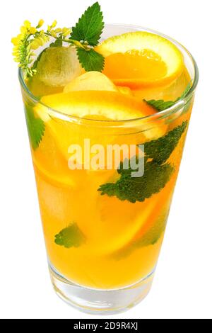 Cocktail orange décoré de fleurs isolées sur fond blanc. Banque D'Images