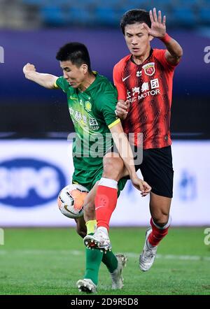 Suzhou, province chinoise du Jiangsu. 7 novembre 2020. Wang Gang (L) de Beijing Guoan participe au 19e tour de match entre Beijing Guoan et Shanghai SIPG lors de la saison 2020 de la Super League (CSL) de l'Association chinoise de football (Chinese football Association) Suzhou Division à Suzhou, dans la province de Jiangsu, en Chine orientale, le 7 novembre 2020. Credit: Xu Chang/Xinhua/Alay Live News Banque D'Images