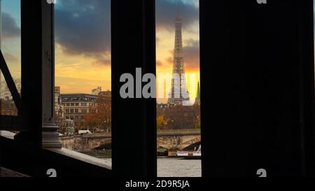 Paris, France - 29 novembre 2019 - sous un pont, vue sur la Tour Eiffel au coucher du soleil Banque D'Images