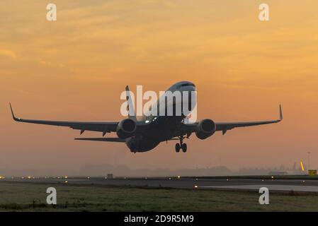 Décollage de l'aéroport Southend à destination d'Alicante, en Espagne, de l'avion-ligne Boeing 737 de Ryanair lors de l'interdiction de voyager dans le cadre du confinement de la COVID 19. Levage Banque D'Images