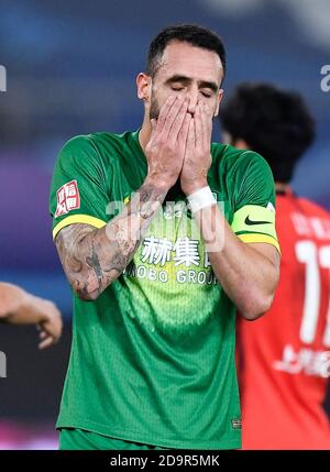 Suzhou, province chinoise du Jiangsu. 7 novembre 2020. Renato Augusto de Beijing Guoan réagit lors du 19e tour de match entre Beijing Guoan et Shanghai SIPG lors de la saison 2020 de la Super League (CSL) de l'Association chinoise de football (Chinese football Association Super League) Suzhou Division à Suzhou, dans la province de Jiangsu, en Chine orientale, le 7 novembre 2020. Credit: Xu Chang/Xinhua/Alay Live News Banque D'Images