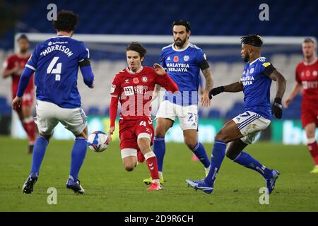 Cardiff, Royaume-Uni. 06e novembre 2020. Adam Nagy de Bristol City (c) en action. Match de championnat EFL Skybet, Cardiff City et Bristol City au Cardiff City Stadium de Cardiff, pays de Galles, le vendredi 6 novembre 2020. Cette image ne peut être utilisée qu'à des fins éditoriales. Utilisation éditoriale uniquement, licence requise pour une utilisation commerciale. Aucune utilisation dans les Paris, les jeux ou les publications d'un seul club/ligue/joueur. photo par Andrew Orchard/Andrew Orchard sports Photography/Alamy Live News crédit: Andrew Orchard sports Photography/Alamy Live News Banque D'Images