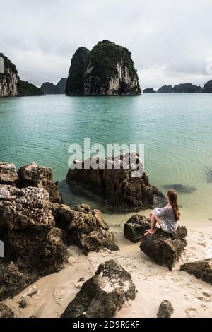 Belles calcaires dans la baie de ha long au Vietnam, cette région peut être explorée en bateau seulement Banque D'Images