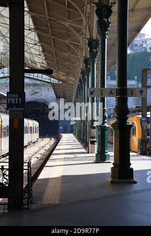 Vider la gare de Sao Bento à Porto, Portugal Banque D'Images