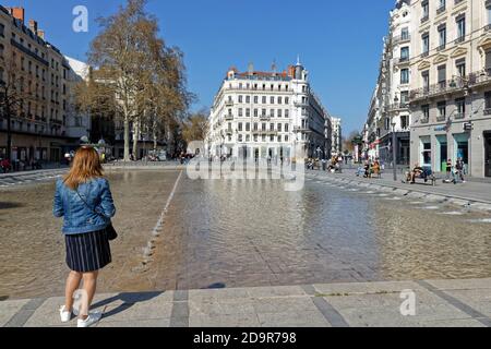 LYON, FRANCE, 31 mars 2019 : place de la République. Cet endroit a été créé dans le réseau urbain dense de la Presqu'Ile en même temps que la rue Imp Banque D'Images