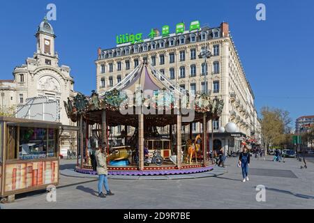 LYON, FRANCE, 31 mars 2019 : le carrousel du Pont de la Guillotière et le Palais de la Mutualité. Banque D'Images