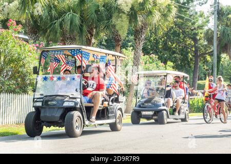 Des voiturettes de golf décorées descendent sur la route pendant le défilé annuel de l'indépendance le 4 juillet 2019 à Sullivan's Island, Caroline du Sud. La petite communauté de plage riche de Sea Island, en face de Charleston, organise une grande parade de voiturettes de golf avec plus de 75 voiturettes décorées. Banque D'Images