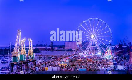 Szczecin, Pologne, juin 2019 Cranes appelé Dzwigozaury, parc d'attractions de la rivière Odra Boulevards. Foules de touristes appréciant des journées du festival de la mer Banque D'Images