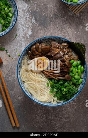 Soupe de poulet shio ramen ou bouillon salé, cuisine japonaise, espace de copie Banque D'Images