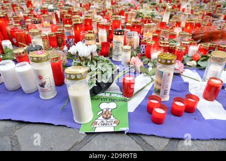 Vienne, Autriche. 7th novembre 2020. Les gens pleurent les victimes de l'attaque terroriste contre 02 novembre 2020. L'image montre une bande dessinée Charlie Hebdo. Credit: Franz PERC / Alamy Live News Banque D'Images