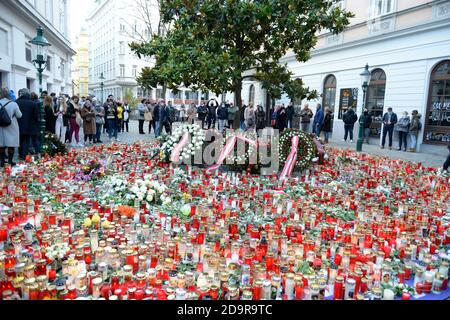 Vienne, Autriche. 7 novembre 2020. Les gens pleurent les victimes de l'attentat terroriste du 02 novembre 2020. Credit: Franz PERC / Alamy Live News Banque D'Images