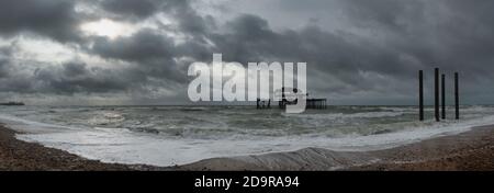 Le paysage de la plage de stoney à Brighton et les ruines de West Pier, en Angleterre Banque D'Images