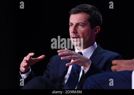 Pete Buttigieg, maire à espoir présidentiel démocratique, répond aux questions de l'auditoire lors du second Step Criminal Justice Forum au Benedict College le 26 octobre 2019 à Columbia, en Caroline du Sud. Banque D'Images