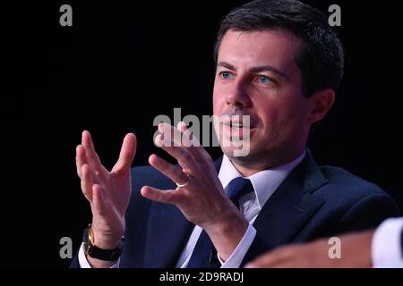 Pete Buttigieg, maire à espoir présidentiel démocratique, répond aux questions de l'auditoire lors du second Step Criminal Justice Forum au Benedict College le 26 octobre 2019 à Columbia, en Caroline du Sud. Banque D'Images