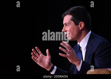 Pete Buttigieg, maire à espoir présidentiel démocratique, répond aux questions de l'auditoire lors du second Step Criminal Justice Forum au Benedict College le 26 octobre 2019 à Columbia, en Caroline du Sud. Banque D'Images