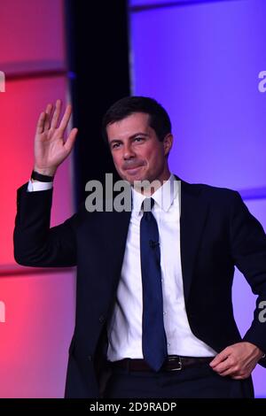 Pete Buttigieg, maire démocrate et plein d'espoir présidentiel, se fait des vagues alors qu'il quitte la scène lors du second Step Criminal Justice Forum au Benedict College le 26 octobre 2019 à Columbia, en Caroline du Sud. Banque D'Images