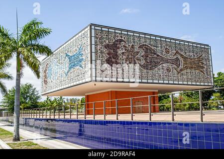 Miami Florida, Biscayne Boulevard Bacardi Museum, architecture en porte-à-faux construit en 1973, tapisseries murales en verre martelé, Banque D'Images