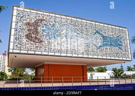 Miami Florida, Biscayne Boulevard Bacardi Museum, architecture en porte-à-faux construit en 1973, tapisseries murales en verre martelé, Banque D'Images