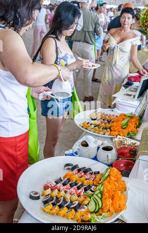 Miami Beach Florida, festival du vin et de la gastronomie, dégustation annuelle d'un événement avec dégustation de plats gastronomiques célèbres chefs, dégustation gratuite, clients sushi California rol Banque D'Images