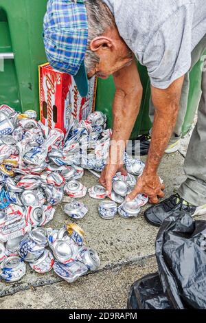 Miami Florida,Little Havana,Calle Ocho hispanique homme,collecte des boîtes d'aluminium concassées recyclage revenu, Banque D'Images