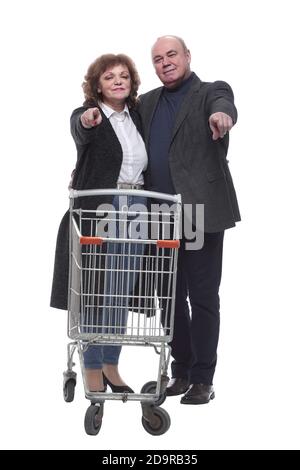 en pleine croissance. un couple de personnes âgées avec un panier Banque D'Images