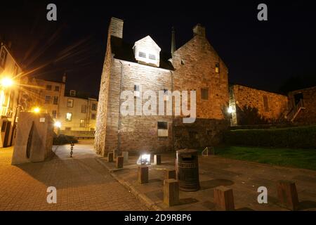 Ayr, Ayrshire, Écosse, Royaume-Uni. Loudoun Hall une maison de ville en pierre datant du début du 16th siècle, aujourd'hui utilisée par les groupes locaux pour les réunions et les événements. Vu à la nuit. Loudoun Hall a été construit vers 1513 avec l'aile nord ajoutée en 1534. C'est le premier exemple survivant d'une maison de ville convenable pour un riche marchand.Loudoun Hall est l'une des plus anciennes maisons d'Ayr, il est dans le vennel de bateau non loin de la rivière Ayr. Mary Queen of Scots a séjourné ici en août 1563. C'est l'un des rares exemples de l'architecture burgh domestique qui survit en Écosse jusqu'à présent. Banque D'Images