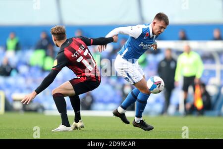 Jack Stacey (à gauche) de l'AFC Bournemouth et Caolan Boyd-Munce de Birmingham City se battent pour le ballon lors du match du championnat Sky Bet au stade St. Andrew's trillion Trophy, à Birmingham. Banque D'Images