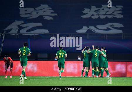 Suzhou, province chinoise du Jiangsu. 7 novembre 2020. Les joueurs de Beijing Guoan fêtent leur score lors du 19e tour de match entre Beijing Guoan et Shanghai SIPG lors de la saison 2020 de la Super League (CSL) Suzhou Division à Suzhou, dans la province de Jiangsu, en Chine orientale, le 7 novembre 2020. Credit: Xu Chang/Xinhua/Alay Live News Banque D'Images