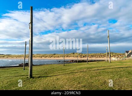 CRUDEN BAY ABERDEENSHIRE SCOTLAND OLD NET SÉCHAGE PÔLES PORT ERROLL ET SALMON BOTHY DONNANT SUR LA PLAGE PRINCIPALE ET LA MER Banque D'Images