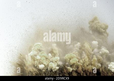 Projection de particules de roche pendant l'explosion d'un détonateur sur le site minier Banque D'Images