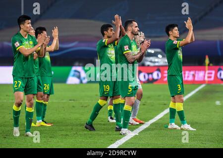 Suzhou, province chinoise du Jiangsu. 7 novembre 2020. Les joueurs de Beijing Guoan saluent les fans après le 19e tour de match entre Beijing Guoan et Shanghai SIPG à la saison 2020 de la Super League (CSL) de l'Association chinoise de football Suzhou Division à Suzhou, dans la province de Jiangsu en Chine orientale, le 7 novembre 2020. Credit: Li Bo/Xinhua/Alay Live News Banque D'Images