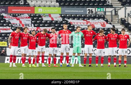 Pride Park, Derby, East Midlands. 7 novembre 2020. Championnat de football de la Ligue anglaise de football, Derby County versus Barnsley ; les joueurs de Barnsley ainsi que les officiels du match restent silencieux sur le cercle central avant le début du match pour rendre hommage dans le cadre du dimanche du souvenir le 8 novembre 2020 crédit : action plus Sports/Alamy Live News Banque D'Images