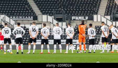 Pride Park, Derby, East Midlands. 7 novembre 2020. Championnat de football de la Ligue anglaise de football, Derby County versus Barnsley ; les joueurs du comté de Derby ainsi que les officiels du match restent silencieux sur le cercle central avant le coup d'envoi pour rendre hommage dans le cadre du dimanche du souvenir le 8 novembre 2020 crédit : action plus Sports/Alay Live News Banque D'Images