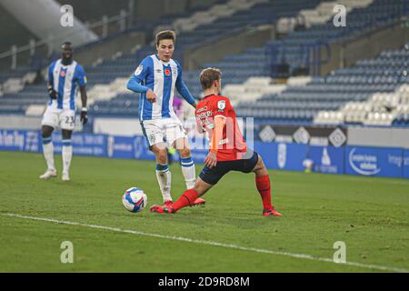 Huddersfield, Royaume-Uni. 7 novembre 2020. Rencontre étroite entre Carel Eiting (14) et Kiernan Dewsbury (22) de Luton Town pour possession de balle lors du match de championnat Sky Bet entre Huddersfield Town et Luton Town au stade John Smith, Huddersfield, le samedi 7 novembre 2020. (Crédit : Emily Moorby | MI News) crédit : MI News & Sport /Alamy Live News Banque D'Images