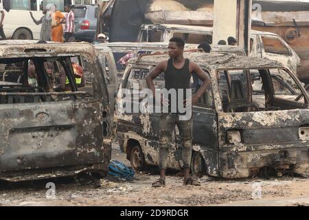 (201107) -- LAGOS, le 7 novembre 2020 (Xinhua) -- UN homme se tient devant des véhicules brûlés lors d'un accident d'explosion d'un pétrolier à Lagos, au Nigeria, le 7 novembre 2020. Deux personnes ont perdu la vie et 29 véhicules ont été brûlés dans un accident d'explosion de camion-citerne qui s'est produit samedi sur un pont le long d'une autoroute dans l'état de Lagos, dans le sud-ouest du Nigeria, a déclaré la police routière samedi. Boboye Oyeyemi, le maréchal du corps de la Federal Road Safety corps (FRSC), a confirmé l'accident dans une déclaration qui a atteint Xinhua à Lagos, déclarant que l'accident de la route mortel impliquait un seul pétrolier entièrement layé avec de l'essence. (Photo par Banque D'Images