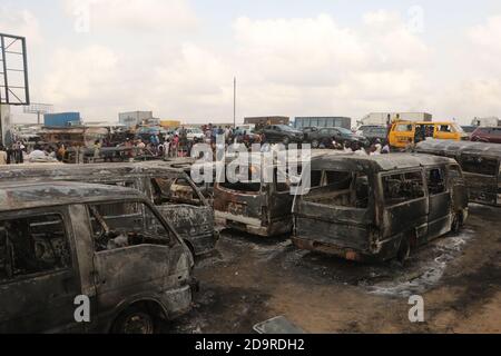 (201107) -- LAGOS, 7 novembre 2020 (Xinhua) -- des véhicules brûlés lors d'une explosion d'un pétrolier sont vus à Lagos, au Nigeria, le 7 novembre 2020. Deux personnes ont perdu la vie et 29 véhicules ont été brûlés dans un accident d'explosion de camion-citerne qui s'est produit samedi sur un pont le long d'une autoroute dans l'état de Lagos, dans le sud-ouest du Nigeria, a déclaré la police routière samedi. Boboye Oyeyemi, le maréchal du corps de la Federal Road Safety corps (FRSC), a confirmé l'accident dans une déclaration qui a atteint Xinhua à Lagos, déclarant que l'accident de la route mortel impliquait un seul pétrolier entièrement layé avec de l'essence. (Photo d'Emmanuel Osodi/X Banque D'Images