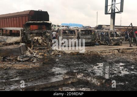 (201107) -- LAGOS, 7 novembre 2020 (Xinhua) -- des véhicules brûlés lors d'une explosion d'un pétrolier sont vus à Lagos, au Nigeria, le 7 novembre 2020. Deux personnes ont perdu la vie et 29 véhicules ont été brûlés dans un accident d'explosion de camion-citerne qui s'est produit samedi sur un pont le long d'une autoroute dans l'état de Lagos, dans le sud-ouest du Nigeria, a déclaré la police routière samedi. Boboye Oyeyemi, le maréchal du corps de la Federal Road Safety corps (FRSC), a confirmé l'accident dans une déclaration qui a atteint Xinhua à Lagos, déclarant que l'accident de la route mortel impliquait un seul pétrolier entièrement layé avec de l'essence. (Photo d'Emmanuel Osodi/X Banque D'Images