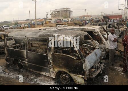 (201107) -- LAGOS, 7 novembre 2020 (Xinhua) -- des véhicules brûlés lors d'une explosion d'un pétrolier sont vus à Lagos, au Nigeria, le 7 novembre 2020. Deux personnes ont perdu la vie et 29 véhicules ont été brûlés dans un accident d'explosion de camion-citerne qui s'est produit samedi sur un pont le long d'une autoroute dans l'état de Lagos, dans le sud-ouest du Nigeria, a déclaré la police routière samedi. Boboye Oyeyemi, le maréchal du corps de la Federal Road Safety corps (FRSC), a confirmé l'accident dans une déclaration qui a atteint Xinhua à Lagos, déclarant que l'accident de la route mortel impliquait un seul pétrolier entièrement layé avec de l'essence. (Photo d'Emmanuel Osodi/X Banque D'Images