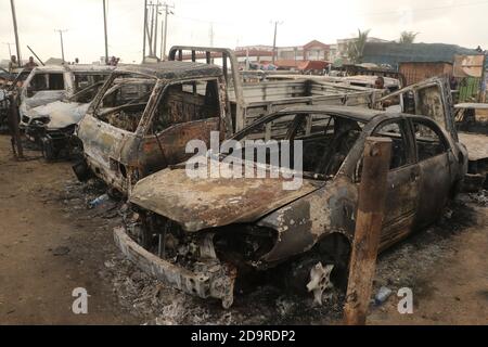 (201107) -- LAGOS, 7 novembre 2020 (Xinhua) -- des véhicules brûlés lors d'une explosion d'un pétrolier sont vus à Lagos, au Nigeria, le 7 novembre 2020. Deux personnes ont perdu la vie et 29 véhicules ont été brûlés dans un accident d'explosion de camion-citerne qui s'est produit samedi sur un pont le long d'une autoroute dans l'état de Lagos, dans le sud-ouest du Nigeria, a déclaré la police routière samedi. Boboye Oyeyemi, le maréchal du corps de la Federal Road Safety corps (FRSC), a confirmé l'accident dans une déclaration qui a atteint Xinhua à Lagos, déclarant que l'accident de la route mortel impliquait un seul pétrolier entièrement layé avec de l'essence. (Photo d'Emmanuel Osodi/X Banque D'Images