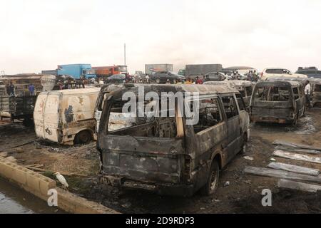 (201107) -- LAGOS, 7 novembre 2020 (Xinhua) -- des véhicules brûlés lors d'une explosion d'un pétrolier sont vus à Lagos, au Nigeria, le 7 novembre 2020. Deux personnes ont perdu la vie et 29 véhicules ont été brûlés dans un accident d'explosion de camion-citerne qui s'est produit samedi sur un pont le long d'une autoroute dans l'état de Lagos, dans le sud-ouest du Nigeria, a déclaré la police routière samedi. Boboye Oyeyemi, le maréchal du corps de la Federal Road Safety corps (FRSC), a confirmé l'accident dans une déclaration qui a atteint Xinhua à Lagos, déclarant que l'accident de la route mortel impliquait un seul pétrolier entièrement layé avec de l'essence. (Photo d'Emmanuel Osodi/X Banque D'Images