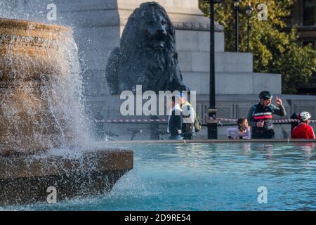 Londres, Royaume-Uni. 07th nov. 2020. Le deuxième confinement est en cours, mais Trafalgar Square est assez occupé par les visiteurs, dont certains ont fait du vélo, mais beaucoup doivent être venus par les transports en commun. Le nombre de visiteurs ne semble pas être considérablement réduit malgré l'augmentation des restrictions de blocage du coronavirus (COVID-19). Crédit : Guy Bell/Alay Live News Banque D'Images