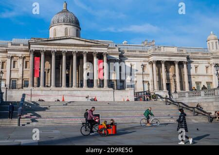 Londres, Royaume-Uni. 07th nov. 2020. Le deuxième confinement est en cours, mais Trafalgar Square est assez occupé par les visiteurs, dont certains ont fait du vélo, mais beaucoup doivent être venus par les transports en commun. Le nombre de visiteurs ne semble pas être considérablement réduit malgré l'augmentation des restrictions de blocage du coronavirus (COVID-19). Crédit : Guy Bell/Alay Live News Banque D'Images