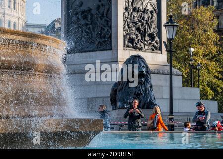 Londres, Royaume-Uni. 07th nov. 2020. Le deuxième confinement est en cours, mais Trafalgar Square est assez occupé par les visiteurs, dont certains ont fait du vélo, mais beaucoup doivent être venus par les transports en commun. Le nombre de visiteurs ne semble pas être considérablement réduit malgré l'augmentation des restrictions de blocage du coronavirus (COVID-19). Crédit : Guy Bell/Alay Live News Banque D'Images